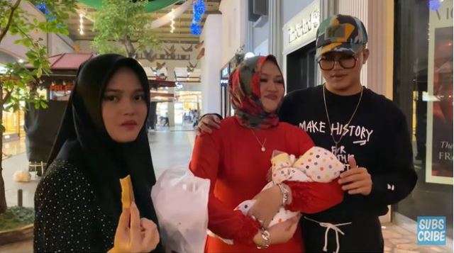 Pertemuan terakhir Lina dengan anak-anaknya dari Sule, yakni Rizky Febian dan Putri Delina, seraya menggendong bayinya dari pernikahan kedua. (Foto: Putri Delina YouTube channel/gen)