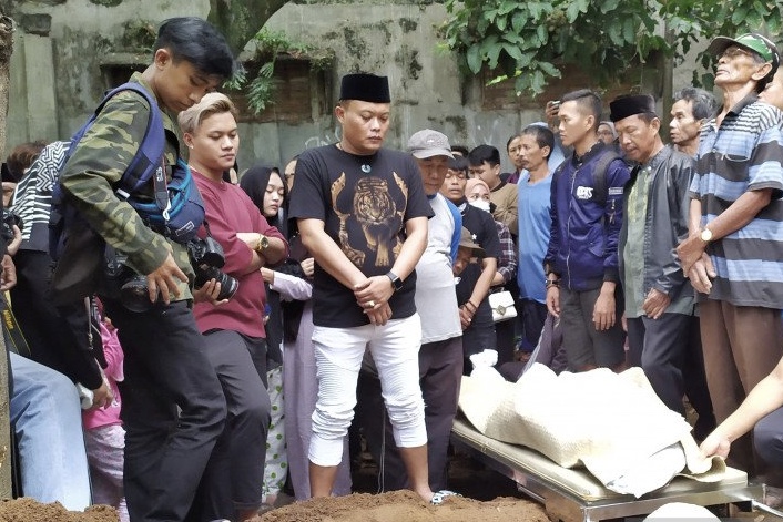 Komedian Sule bersama penyanyi Rizki Febian saat menghadiri prosesi pemakaman mantan istri Sule, Sabtu 4 Januari 2020. (Foto: Antara)