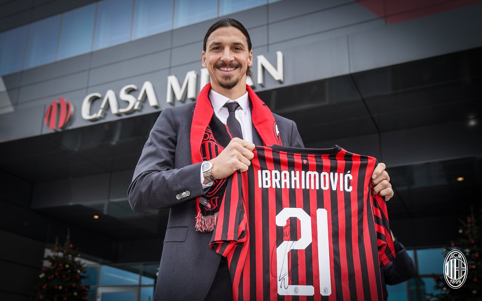 Ibrahimovic diyakini akan membuat AC Milan bangkit dari keterpurukan. (Foto: Twitter/@