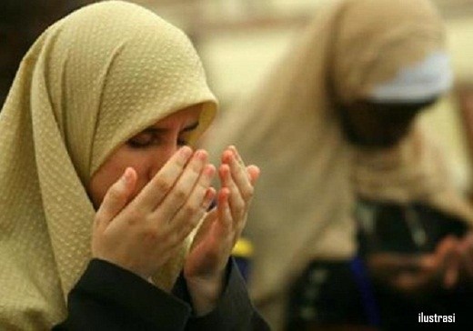 Aktivitas shalat seorang Muslimah. ( Foto: Istimewa)