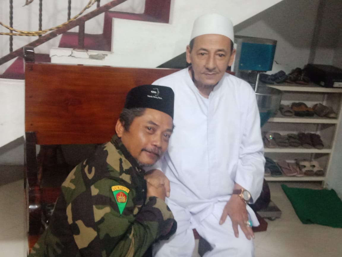 Habib Luthfi bin Ali bin Hasyim bin Yahya, bersama santrinya, Ki Nonot Sukrasmono. (Foto:riadi/ngopibareng.id)