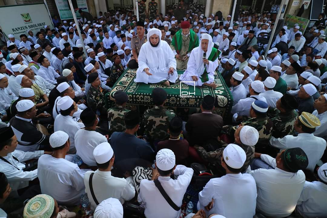 Habib Luthfi bin Ali bin Hasyim bin Yahya, di depan jamaah Kanzus Shalawat di Pekalongan. (Foto: Istimewa) (Foto:riadi/ngopibareng)