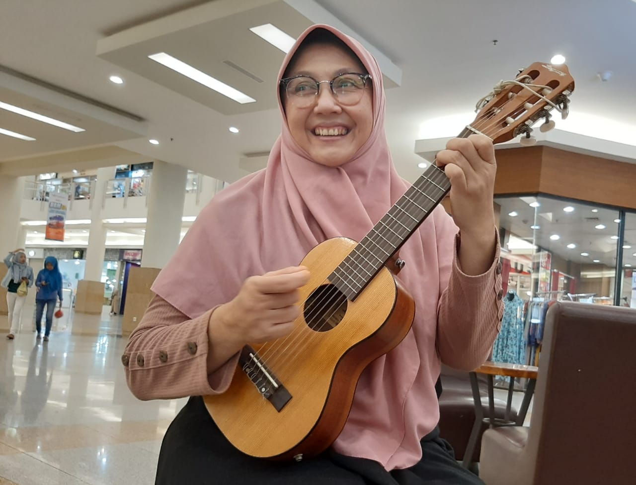 Inge Ariani Safitri saat mendongeng dengan gitar sebagai ciri khasnya. (Foto: Pita/ngopibareng.id)