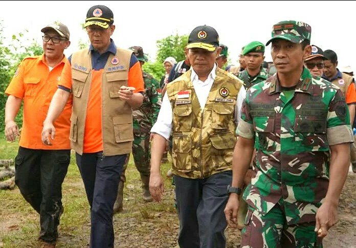 Menko PMK Muhadjir Effendy saat meninjau lokasi terdampak bencana di Desa Pasir Madang, Kecamatan Sukajaya Kabupaten Bogor, Jawa Barat, Sabtu 4 Januari 2020. (Foto:Kemenko PMK)