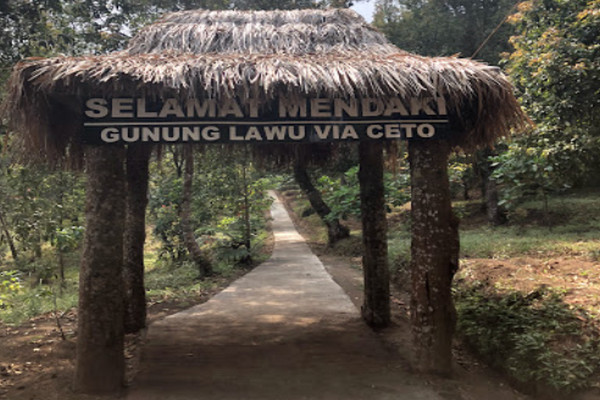 Pendaki yang berada di puncak Gunung Lawu, diarahkan turun melalui jalur pendakian Candi Cetho, Jenawi, Karanganyar. (Foto: Istimewa)