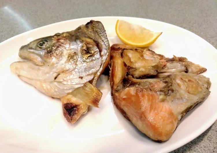 Kepala ikan salmon bakar. Gurihnya luar biasa.