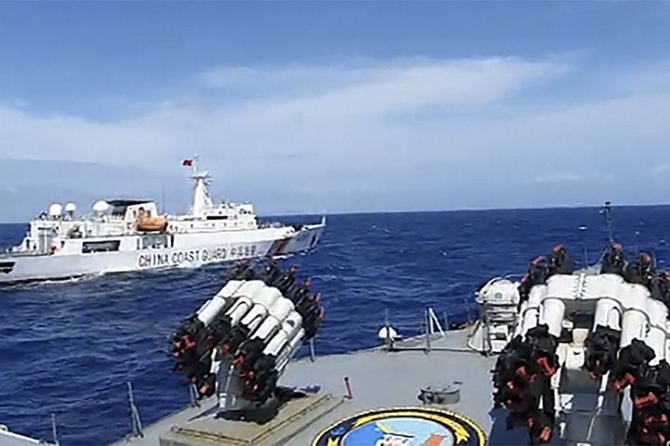 Kapal coast guard dari China masuk ke dalam Natuna, yang merupakan teritori laut Indonesia tanpa izin. (Foto: Dok. KRI)