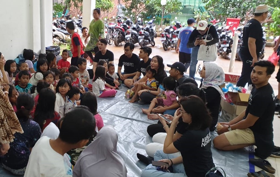 Abang dan None Jakarta Peduli di tengah tengah koban banjir di wilayah  Jakarta Selatan (Foto: Dok Pribadi Maria)