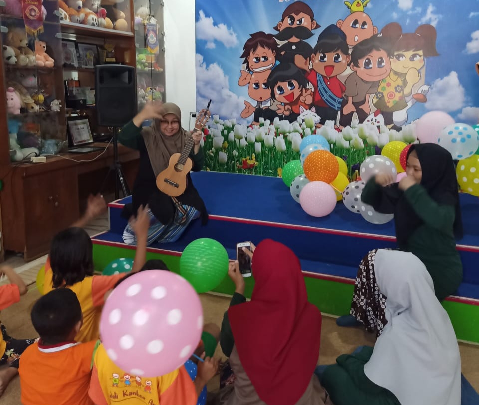 Kegiatan Komunitas Kumpul Dongeng Surabaya. (Foto: Dok. Komunitas Kumpul Dongeng)