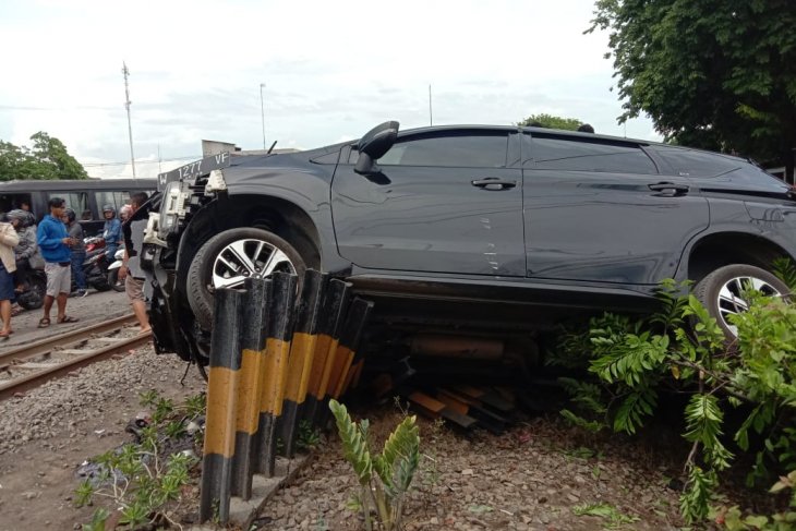 Kereta api menabrak sebuah mobil di perlintasan kereta api Kali Tengah, Tanggulangin, Kabupaten Sidoarjo, Jawa Timur, Minggu siang, (Foto: Antara)