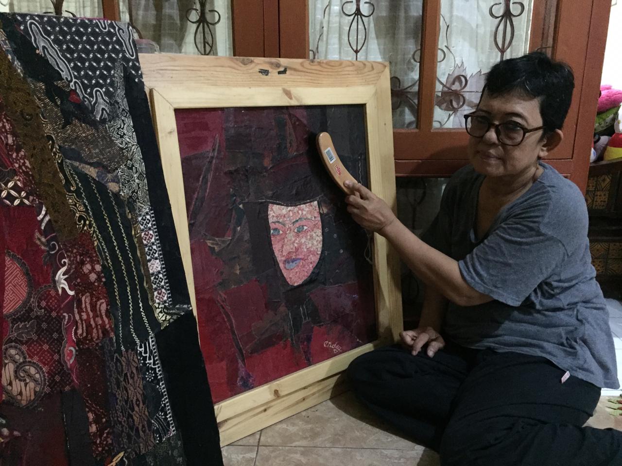 Proses melukis dengan kain perca (Foto: Istimewa) Proses melukis dengan kain perca (Foto: Istimewa)