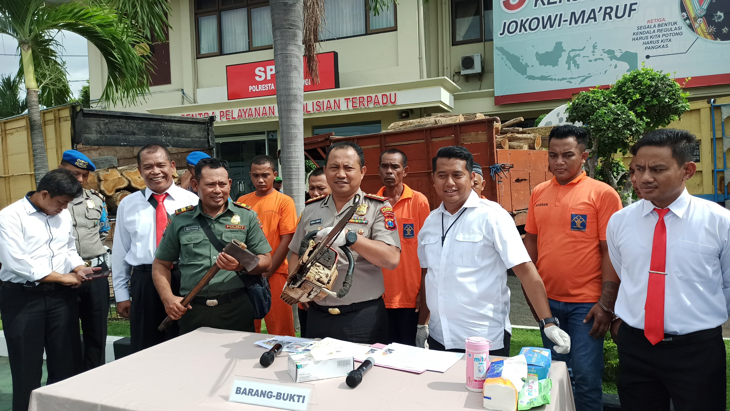 Kapolresta Banyuwangi Kombespol Arman Asmara Syarifudin menunjukkan barang bukti dengan latar belakang para pelaku (Foto: Hujaini/ngopibareng.id)