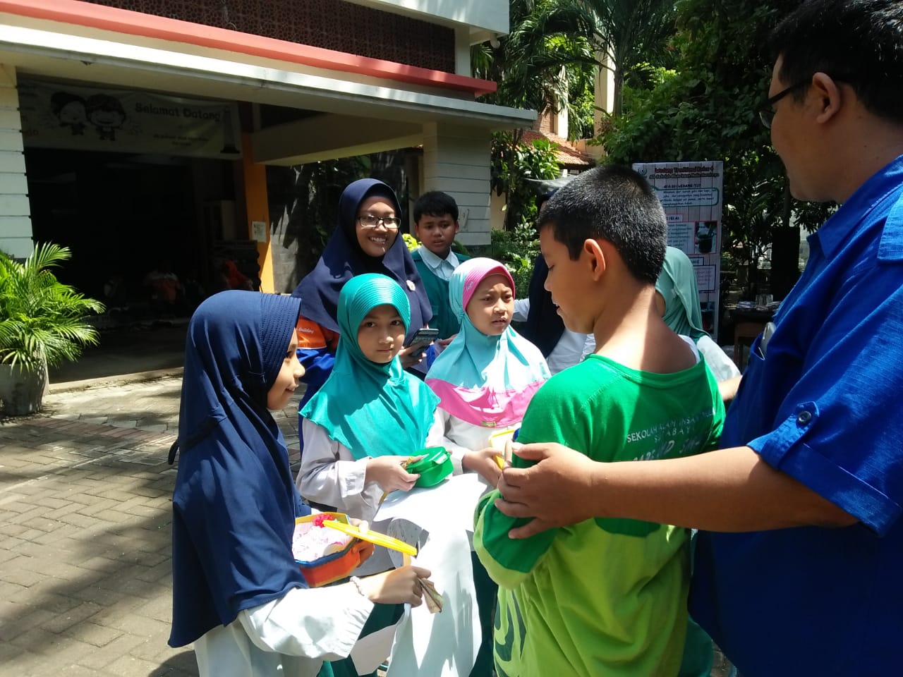 Kegiatan Ndox Market jual beli telur asin dengan berbagai bentuk. (Foto: Istimewa)