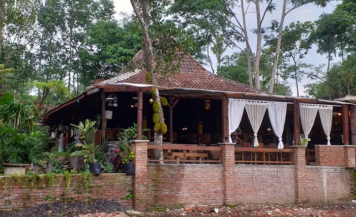 Pendopo milik Eko Yudhi Irawan di Desa Tirtomoyo, Kecamatan Pakis, Kabupaten Malang. (Foto: m. anis)