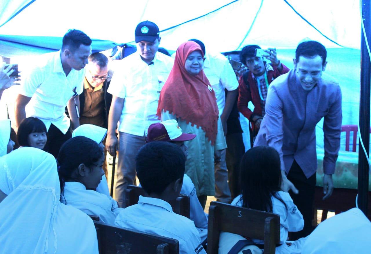 Menteri Pendidikan dan Kebudayaan (Mendikbud) Nadiem Makarim menyapa siswa SDN Cirimekar 02 Bogor, yang sedang belajar di tenda darurat, Senin 6 Januari 2020. (Foto: Asmanu/ngopibareng.id)