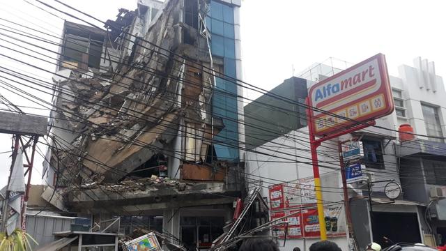 Gedung empat lantai di Slipi, Jakarta Ambruk. (Foto: Liputan6.com)