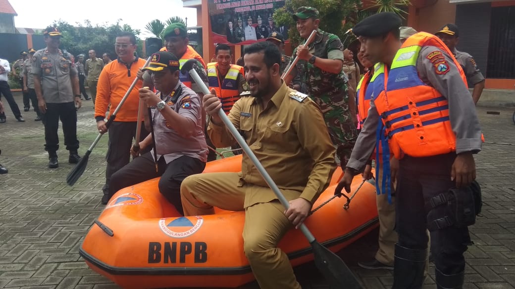 Wali Kota Probolinggo didampingi Kapolresta mencoba perahu karet BNPB. (Foto: Iksan/ngopibareng.id)