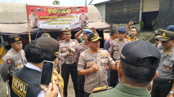 Kapolres Kediri Kota AKBP Miko Indrayana ketika memeriksa kesiapan posko (Fendi/ngopi bareng.id)