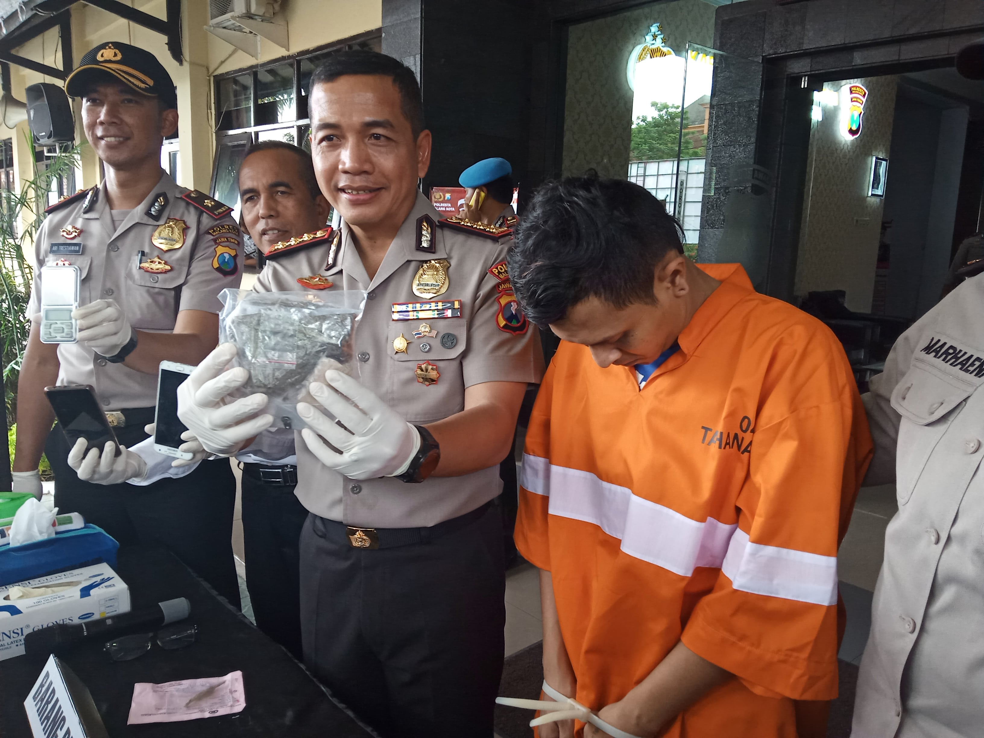 Kapolresta Malang Kota, Kombes Pol, Leonardus Harapantua Simarmata Permata saat rilis kasus narkotika di Halaman Mapolresta Malang Kota (Theo/ngopibareng.id)