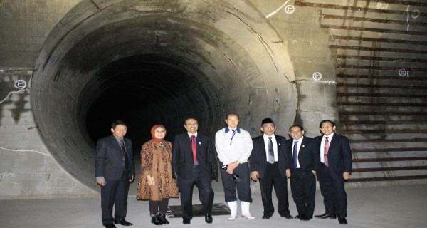 Gus Ipul dan saya bersama rombongan di dalam gorong-gorong raksasa di bawah kota Tokyo.