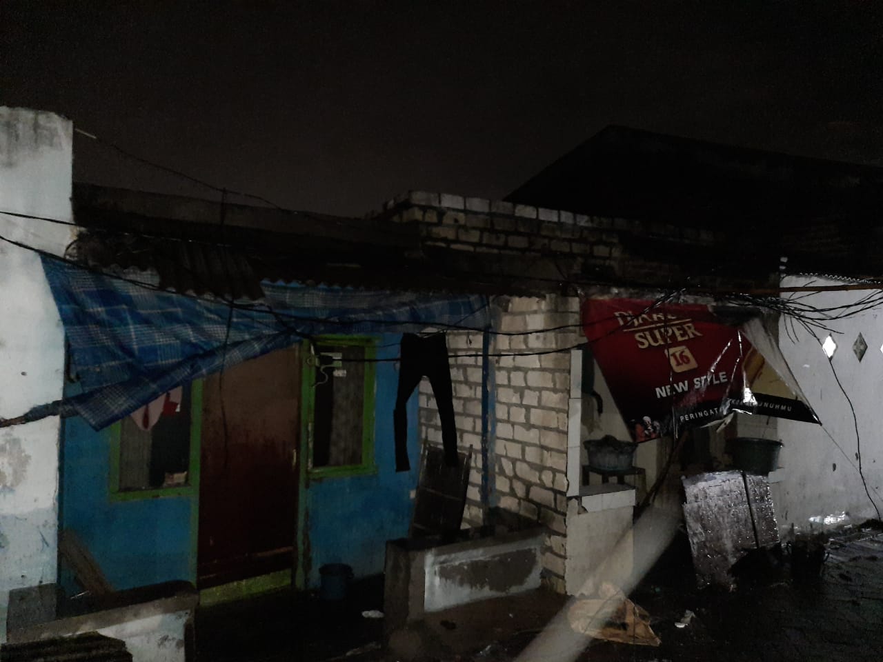 Kondisi rumah yang rusak di Kelurahan Kedung Cowek, Kecamatan Bulak, Surabaya, 6 Juni 2020. (Foto:Alief Sambogo)