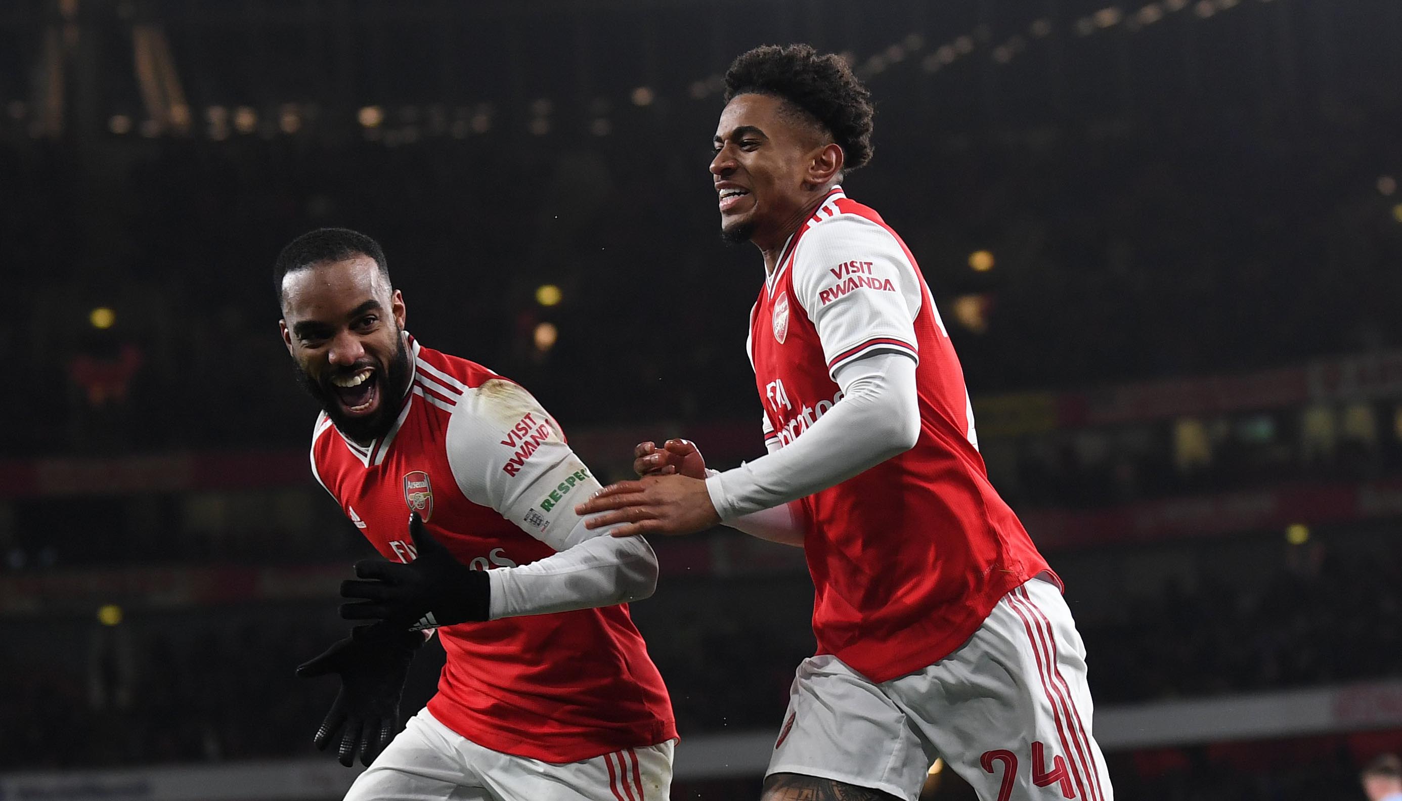 Reis Nelson dan Alexandre Lacazette merayakan satu-satunya gol Arsenal lawan Leeds United. (Foto: Twitter/@Arsenal)