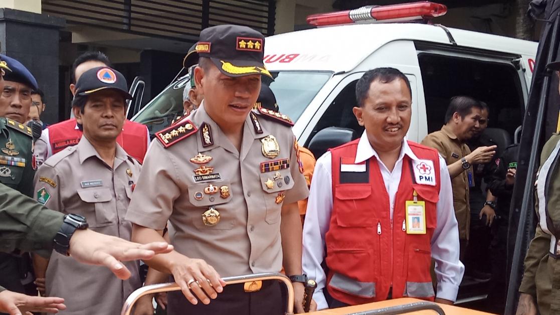 Kapolresta Malang Kota, Kombes Pol Leonardus Harapantua Simarmata Permata saat mengecek kelengkapan bulan terkait operasi tanggap bencana (Theo/ngopibareng.id)