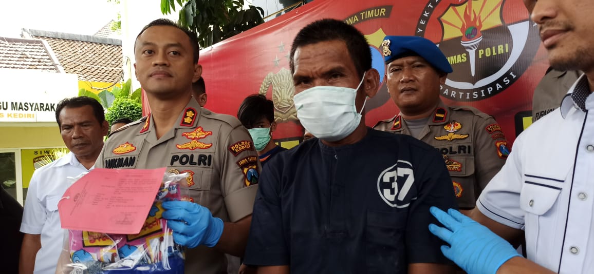 Polres Kediri saat memberikan keterangan kepada media terkait pemerkosaan gadis berkebutuhan khusus di Kediri. (Foto: Fendi/Ngopibareng.id)