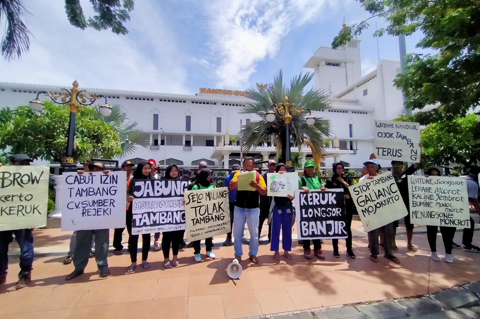 Warga Mojokerto saat melakukan aksi di depan Kantor Gubernur Jatim, Surabaya, Selasa 7 Januari 2020. (Foto: Fariz/ngopibareng.id)