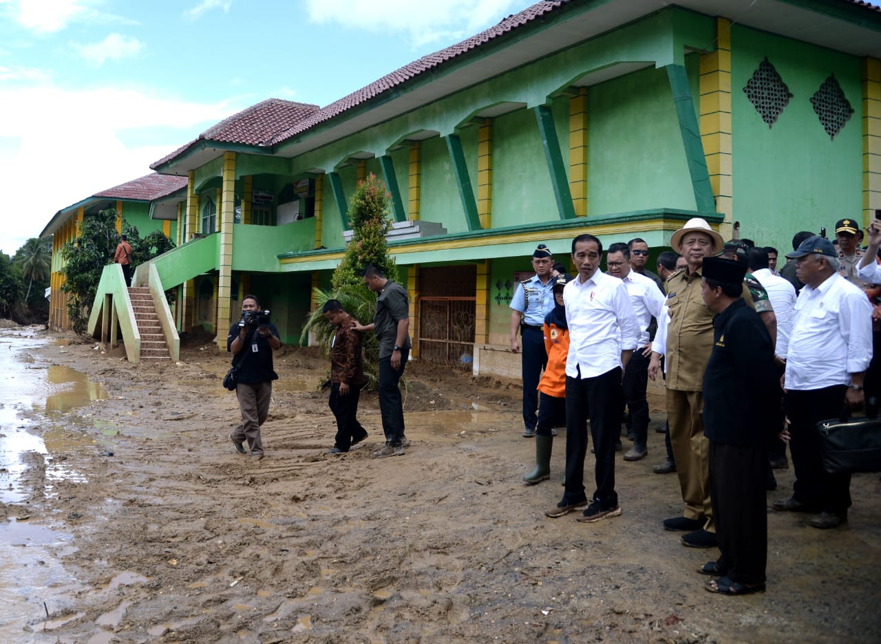 Presiden Jokowi saat meninjau lokasi banjir dan longsor di Lebak, Banten. (Foto: Setpres)