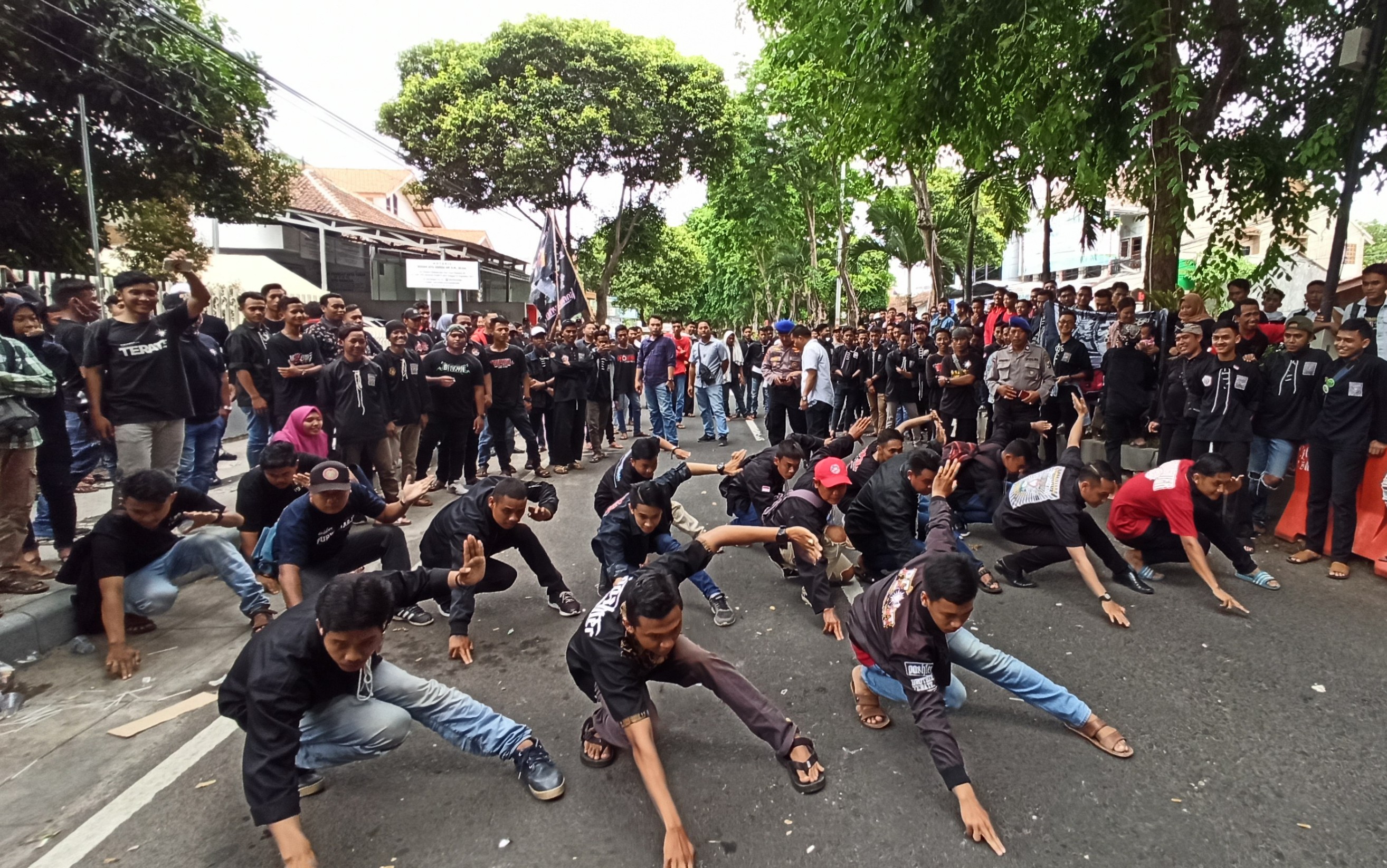 Sejumlah warga PSHT memberikan penghormatan kepada aparat Keamanan dan Pengadilan setelah mendengar putusan rekan mereka (foto : Hujaini/ngopibareng.id)