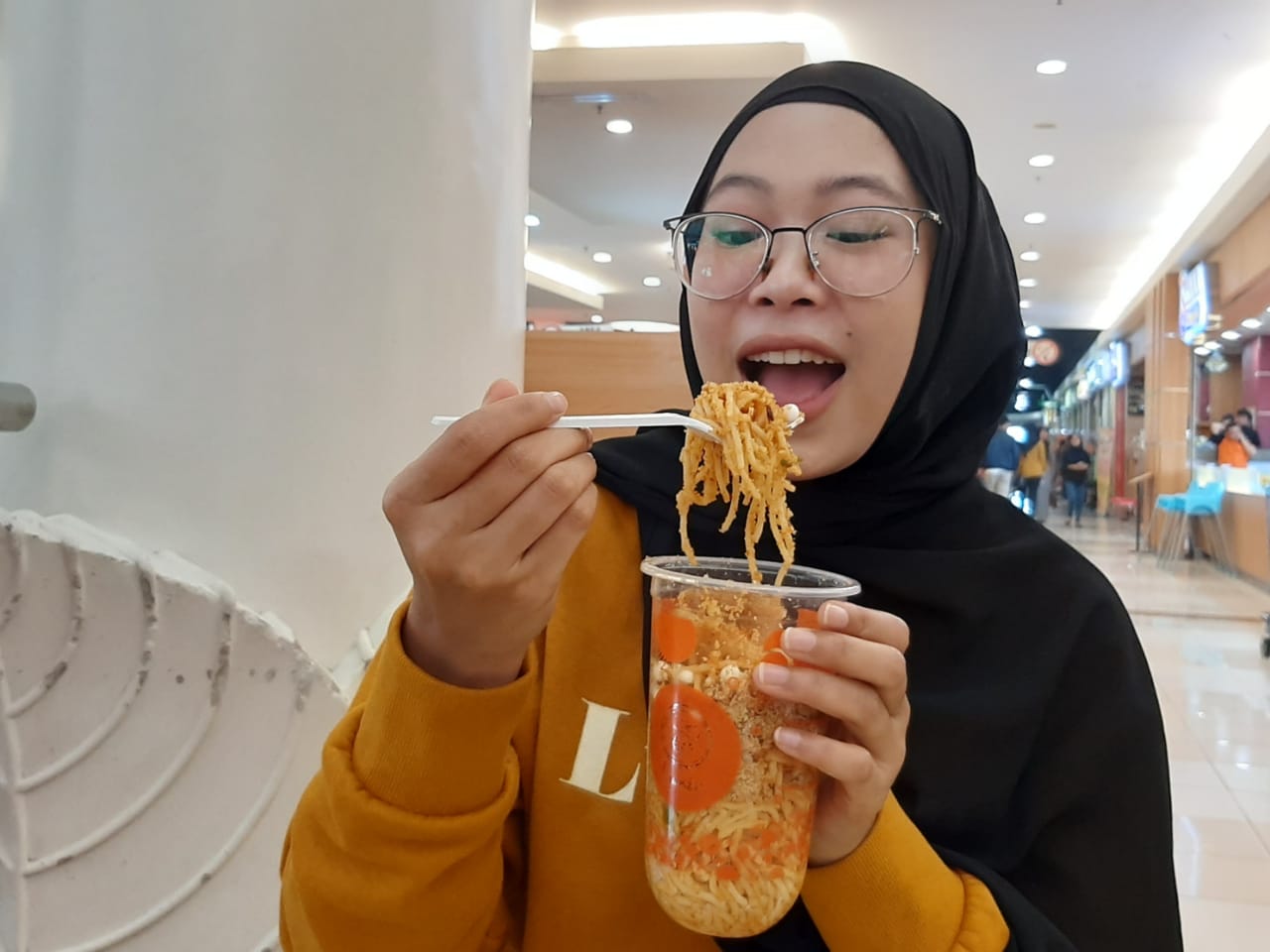 Rachel Salsabila saat menyantap spaghetti dalam gelas. (Foto: Pita/ngopibareng.id)