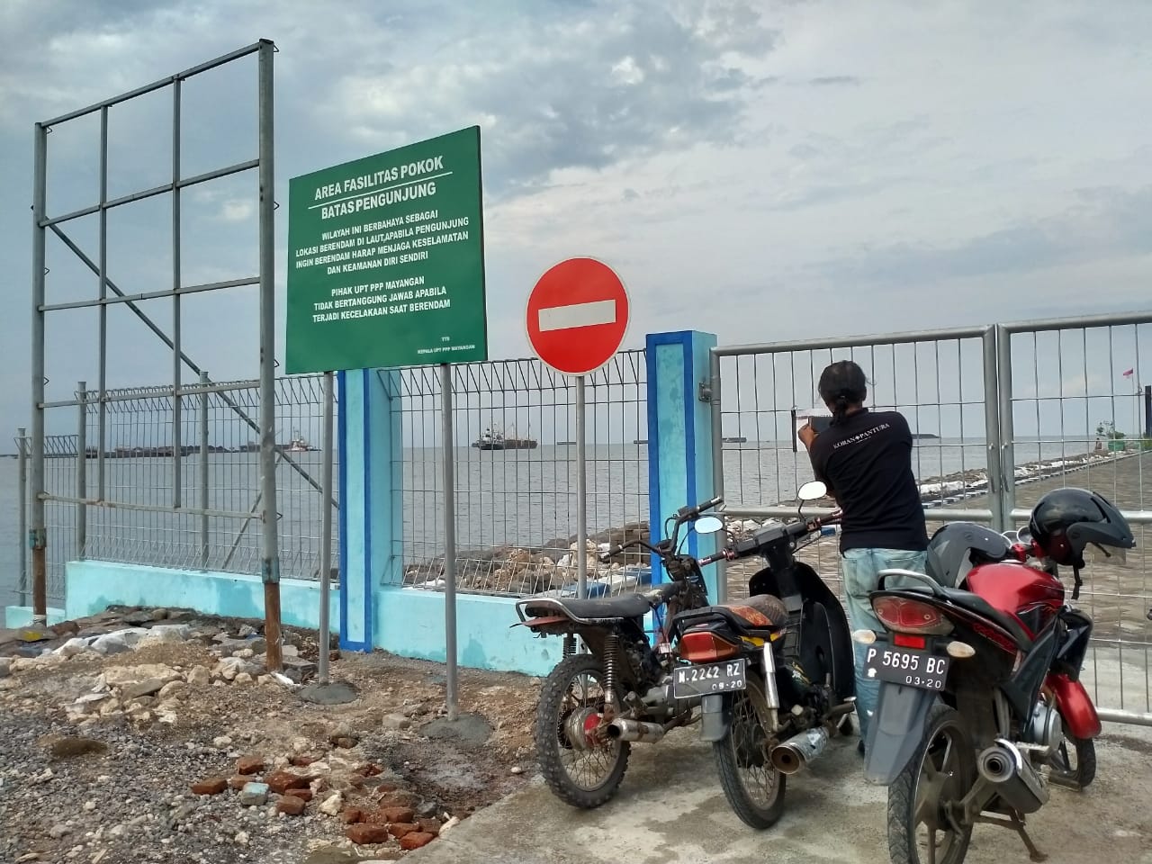 Kawasan Pelabuhan Perikanan Pantai Mayangan (PPPM) Kota Probolinggo ditutup. (Foto: Ikhsan/ngopibareng.id)