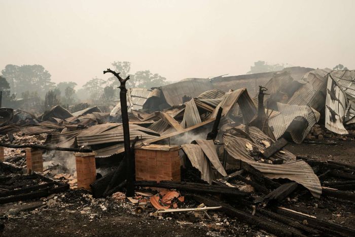 Puing-puing rumah akibat kebakaran hutan yang merembet ke pemukiman warga di Australia. (Foto: abc.net.au)