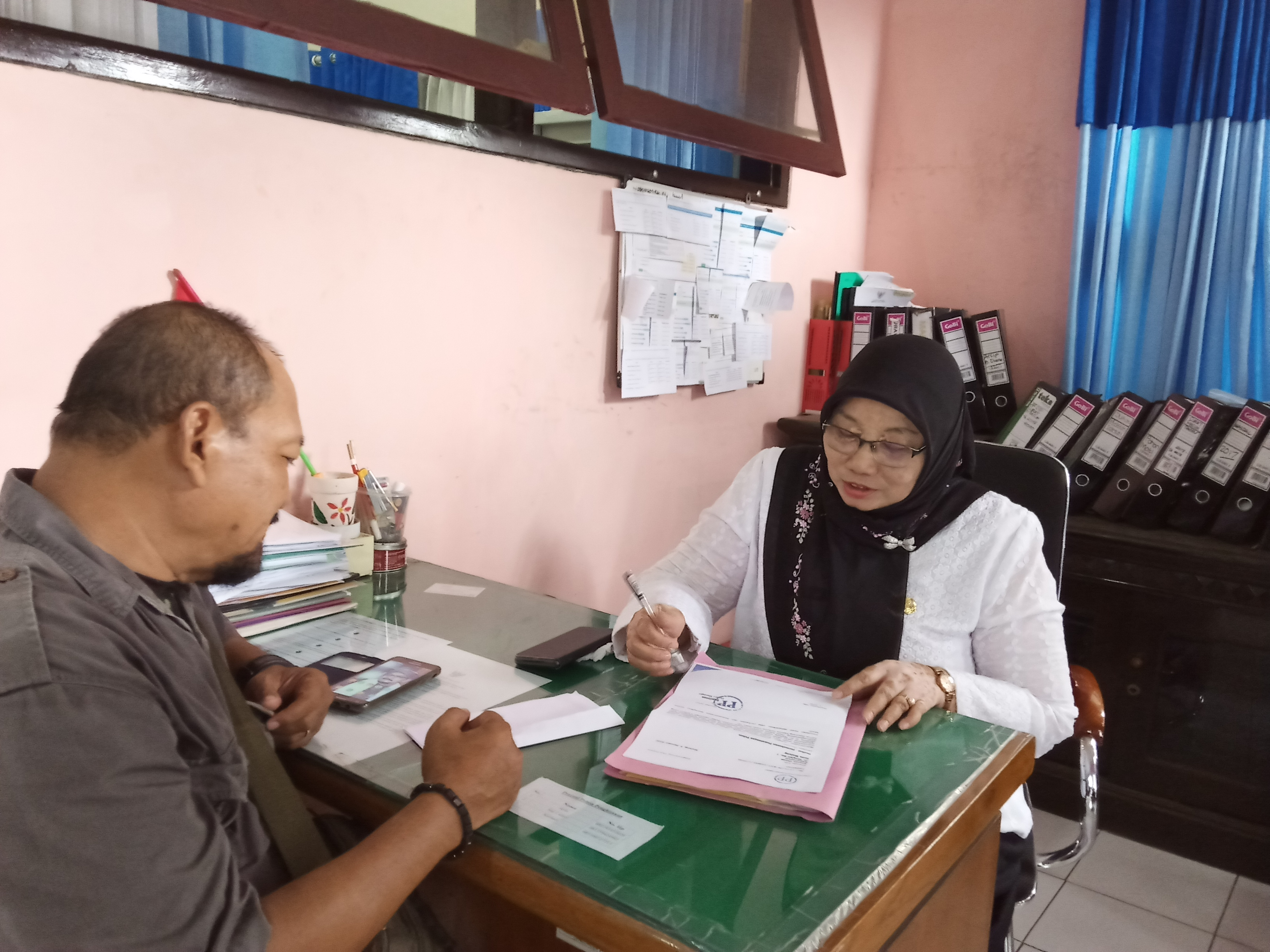 Kepala Ruang Terbuka Hijau Dinas Lingkungan Hidup Kota Malang saat melayani pengaduan masyarakat terkait pohon di kantornya (Theo/ngopibareng.id)