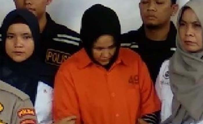 Tersangka Zuraida Hanum, otak pembunuhan suaminya, Jamaluddin,  di Mapolda Sumut. (Foto: Antara)