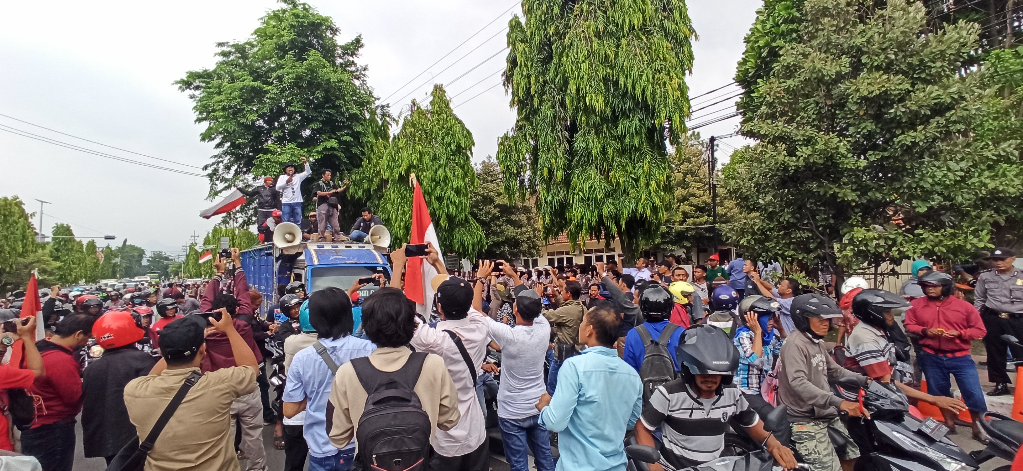 Warga gabungan empat desa di lereng Gunung Kelud datangi Kantor Perum Perhutani Kediri untuk menuntut pengelolaan lahan hutan yang berada di wilayah desa mereka. (Foto: Fendi/Ngopibareng.id)