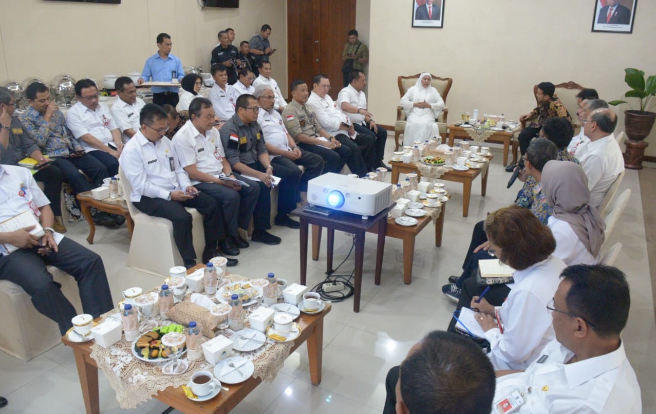 Rapat dadakan Gubernur Jatim Khofifah Indar Parawansa bersama jajaran OPD Pemprov Jatim di Transit Room VIP Bandara Juanda. (Foto: Istimewa)