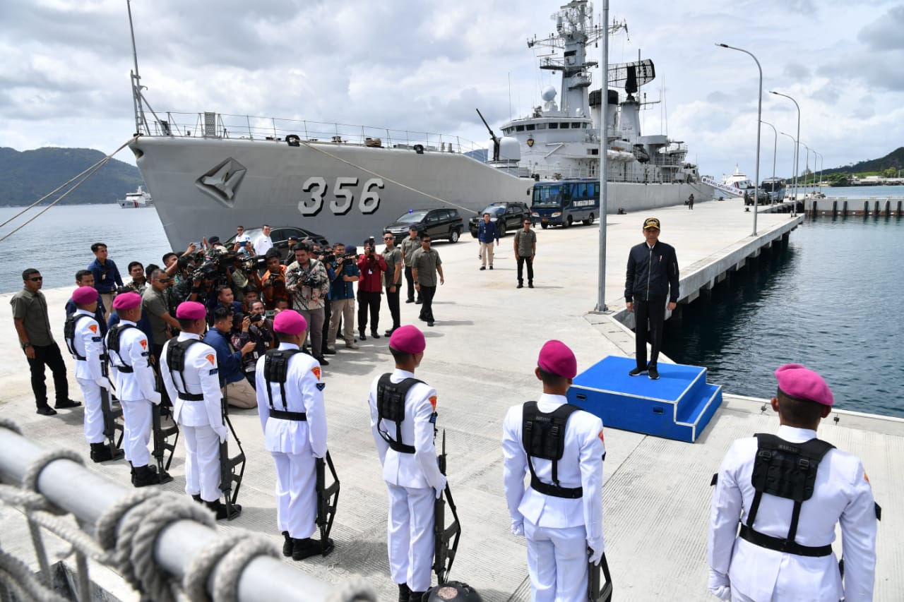 Presiden Joko Widodo saat meninjau KRI Usman Harun yang bersiaga di Pangkalan TNI Al terpadu di Selat Lampa, bersama KRI KS  Tubun ( foto: BPMI Setpres)