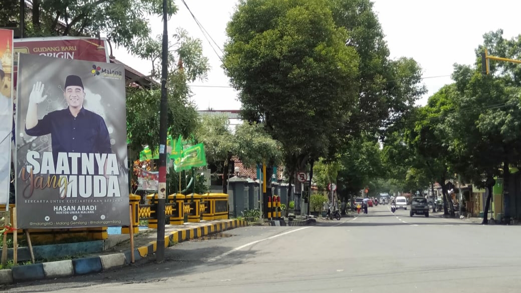 Banner Rektor Unira, Hassan Abadi yang terpampang di Perempatan Jalan Jurusan Kepanjen-Karangkates (foto: istimewa)