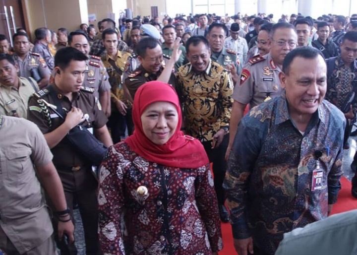 Ketua KPK Firli Bahuri saat bersama Gubernur Jatim Khofifah Indar Parawansa. (Foto: Faiq/Ngopibareng.id)