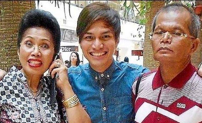 Reynhard Sinaga diapit kedua orang tuanya. (Foto:GridHot)