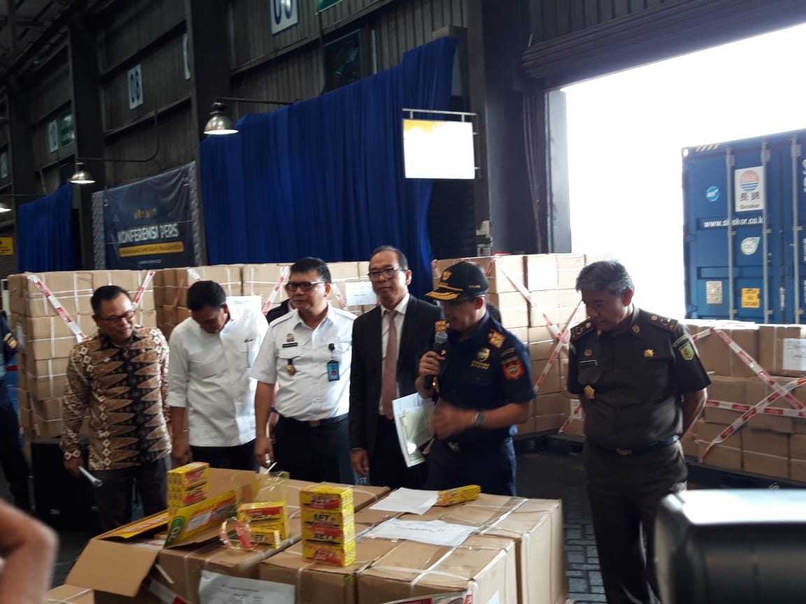 Direktur Jenderal Bea Cukai, Heru Pambudi (dua dari kanan) saat merilis pengungkapan bolpoin impor palsu dari Cina di Terminal Peti Kemas, Surabaya, Kamis 9 Januari 2020. (Foto: Istimewa)