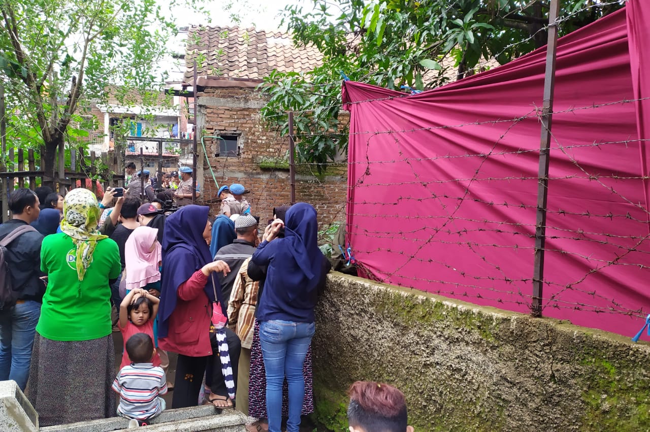 Proses otopsi mantan istri Sule dengan membongkar makam. (Foto: Istimewa)