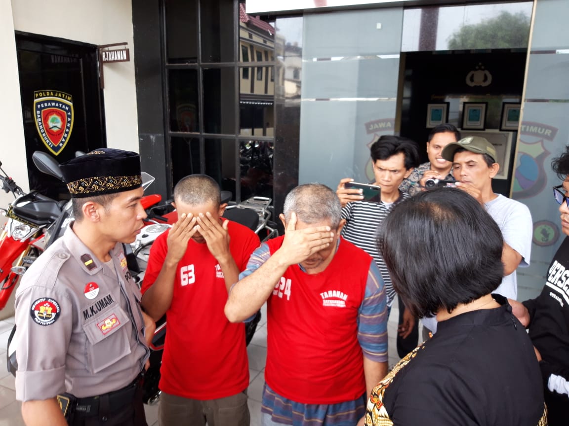 Sugiono (kanan) bersama tetangganya bernama Antok saat berada di Mapolrestabes Surabaya. (Foto: Faiq/Ngopibareng.id)