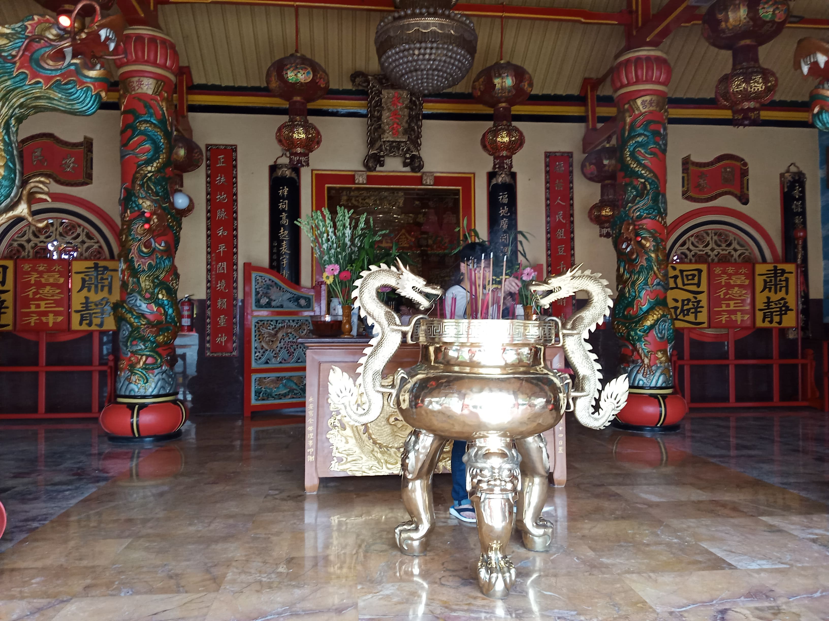 Ruang ibadah bagian tengah Klenteng Eng An Kiong, Kota Malang. (Foto: Theo/ngopibareng.id)