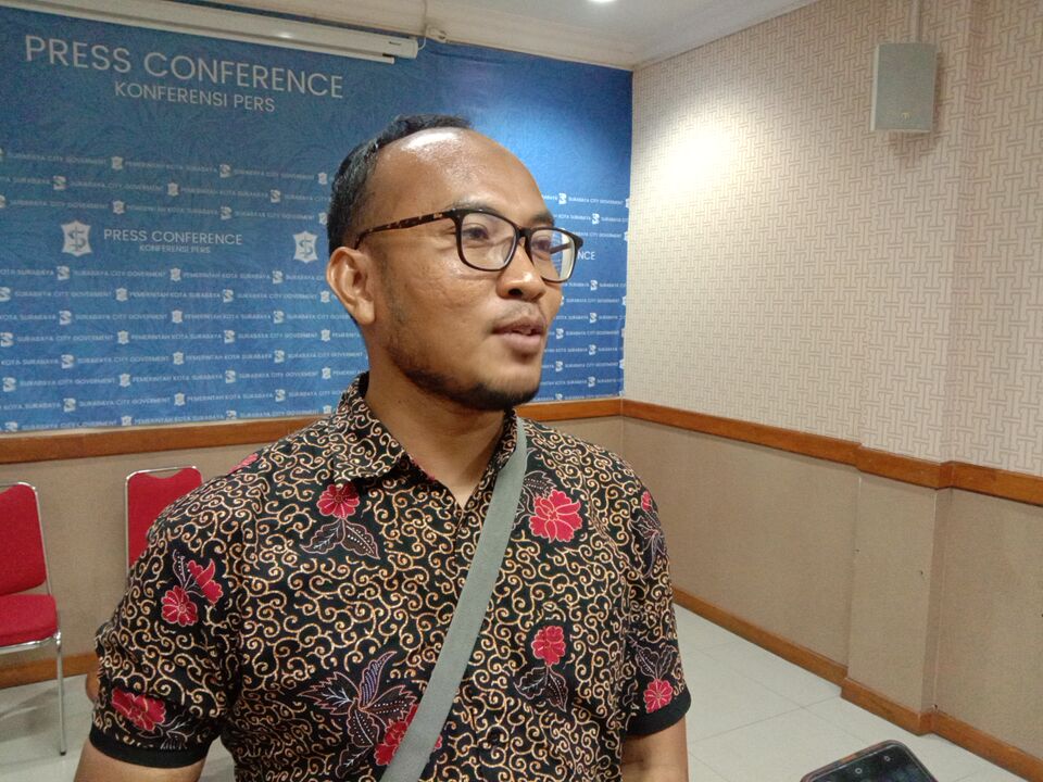 Kepala Seksi Ruang Terbuka Hijau, Dinas Kebersihan dan Ruang Terbuka Hijau (DKRTH) Surabaya, Rochim Yuliadi saat memberi keterangan pers kepada awak media. (Foto: Faiq/Ngopibareng.id)