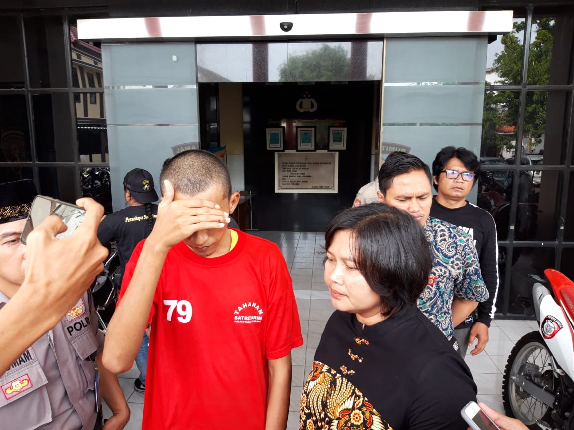 Sigit Saputra, pelaku begal payudara di Surabaya saat digelandang di Mapolrestabes Surabaya. (Foto: Faiq/Ngopibareng.id)