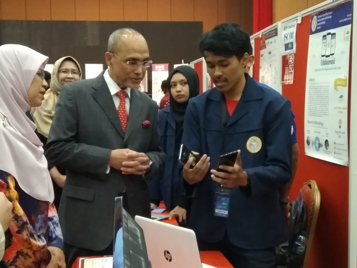 Hendriyan Ogivano salah satu peserta menjelaskan topiknya kepada President of MSU Chancellor Hall, Management & Science University, Malaysia (Foto: Dok Humas Unair)