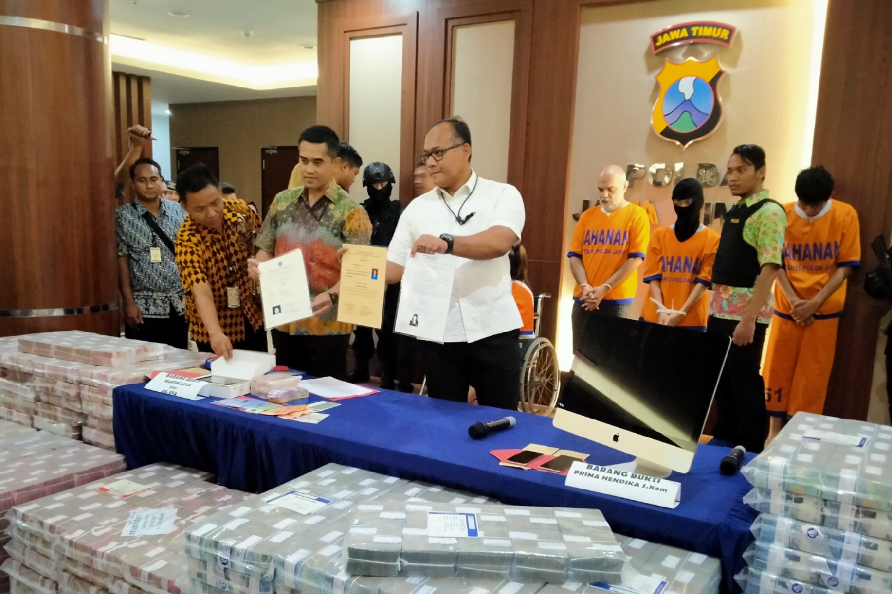 Direktur Ditreskrimsus Polda Jatim, Kombes Pol Gidion Arif Setyawan (putih) saat merilis perkembangam peyidikan investasi bodong di Mapolda Jatim, Surabaya, Jumat 10 Januari 2020. (Foto: Fariz/ngopibareng.id)